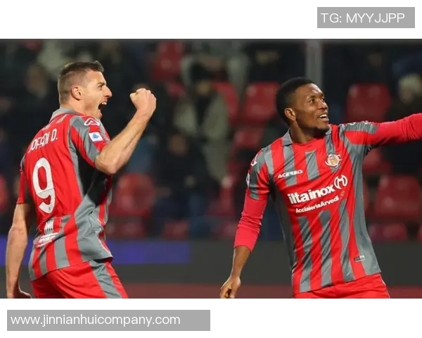 迪亚斯激情滑跪庆祝倒地助攻与补时绝杀展现战斗精神至最后一刻